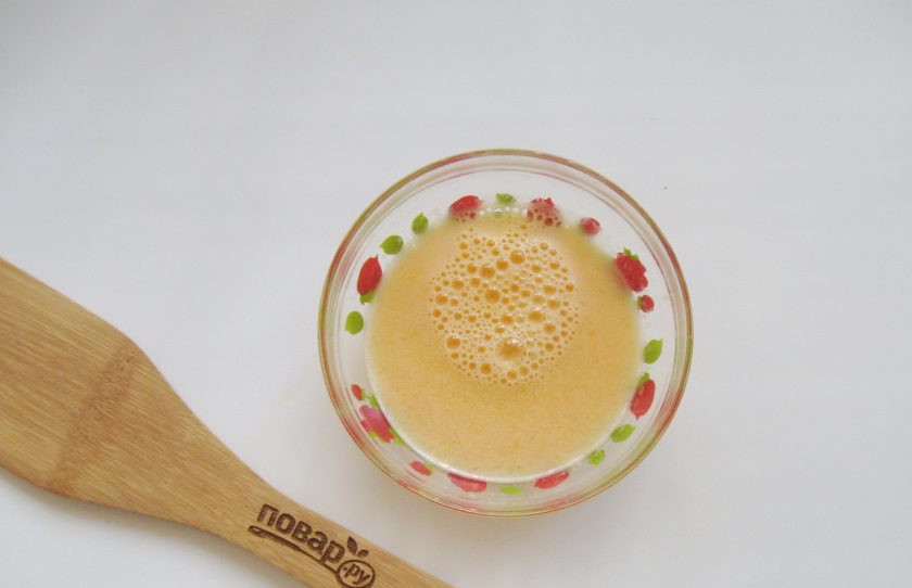 1. Этап. Морковный напиток: Точно также приготовьте сок из апельсина и процедите его.