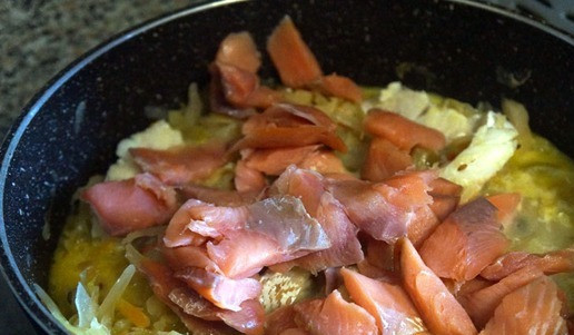 1. Этап. Солянка рыбная оригинальная: Отправить в кастрюлю горбушу, снова перемешать, тушить под крышкой 5 минут.