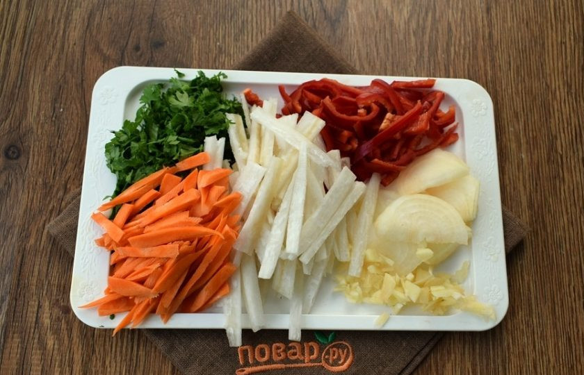 1. Этап. Шалгам блюдо: Зелень и чеснок измельчите, овощи нарежьте соломкой, лук — полукольцами.
