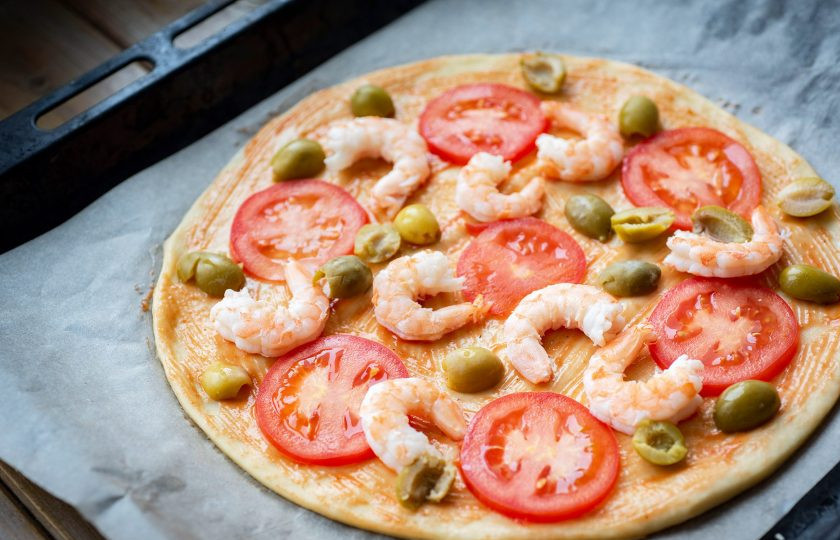 1. Этап. Пицца с оливками и креветками: Затем равномерно разложите половинки оливок и креветки.