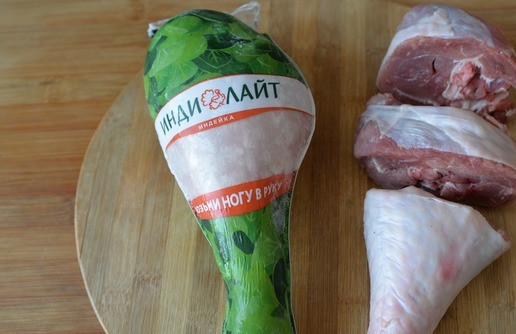 1. Этап. Кассуле с индейкой: Для приготовления кассуле берём голень индейки. У меня - Индилайт. Индейку рубим на порционные куски, у меня - три.