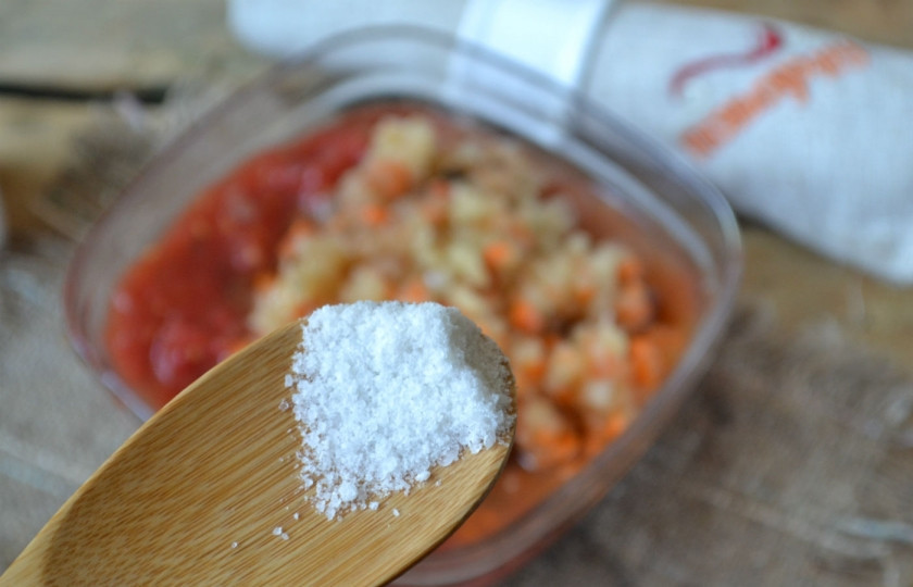 1. Этап. Аджика с морковью и помидорами: Всыпьте соль и сахар, хорошенько все перемешайте.
