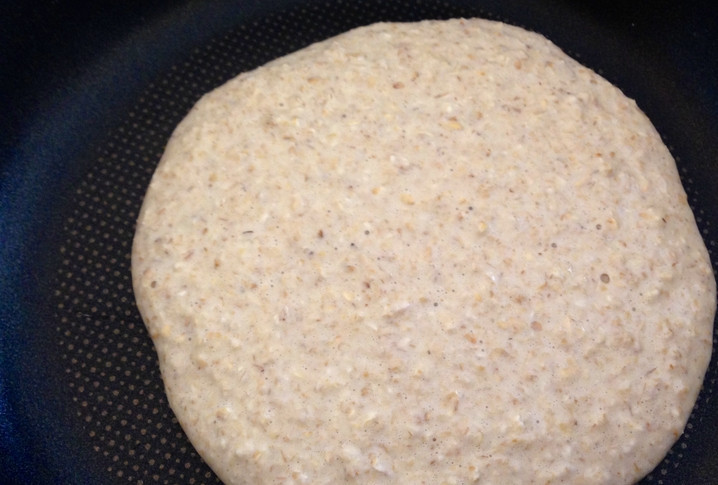 1. Этап. Овсяные оладьи на ряженке: На разогретую сухую сковороду выливаем немного теста.