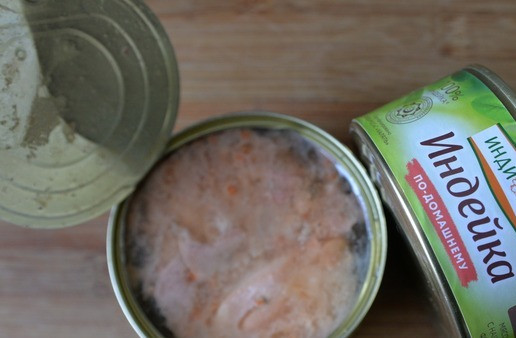 1. Этап. Зелёный борщ Походный: Берём тушёнку, у меня - индейка по-домашнему ТМ Индилайт, слегка разминаем вилкой, чтобы не было больших кусков.