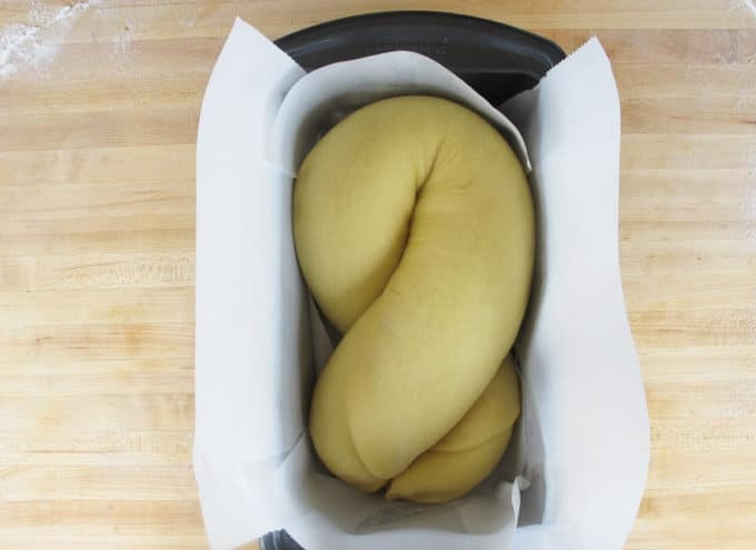 1. Этап. Бабка с корицей: 10. Потом сверните ролл в завиток. Переложите его в форму для выпечки и оставьте на 1 час.