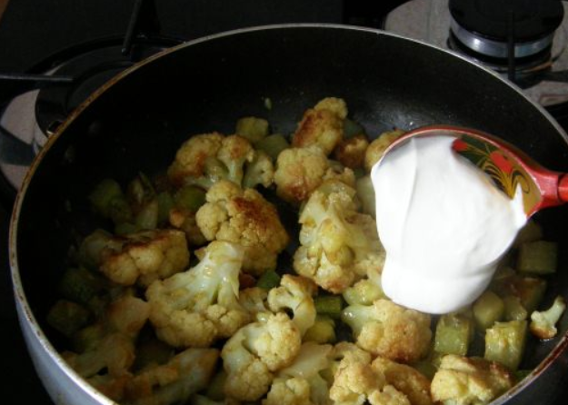 1. Этап. Цветная капуста со сметаной: Через несколько минут добавьте сметану, перемешайте.