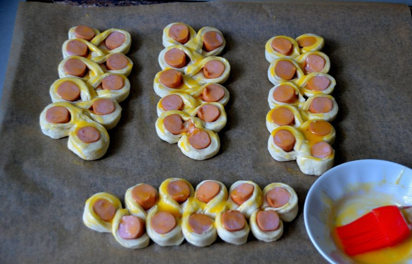 1. Этап. Сосиски в тесте Гусеницы: Выложите готовые 