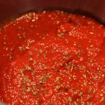 1. Этап. Пицца Калифорния: Пока тесто поднимается, займемся соусом. Смешаем в кастрюльке томатную пасту, измельченный чеснок и специи (у меня базилик и орегано).