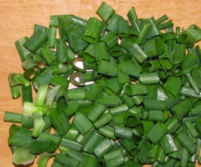 1. Этап. Холодник с картошкой: Измельчаем зеленый лук.