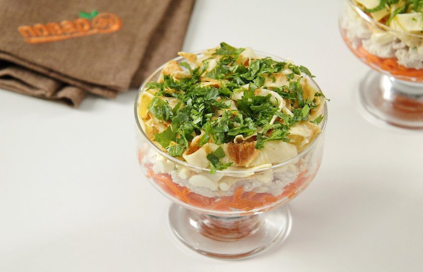 1. Этап. Слоеный салат Новогодний: Посыпаем блинчики любой свежей зеленью.