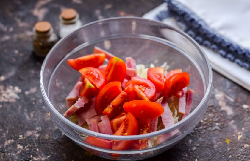 1. Этап. Салат с ветчиной и китайской капустой: Помидоры сполосните и просушите, нарежьте томаты дольками и переложите в салат.