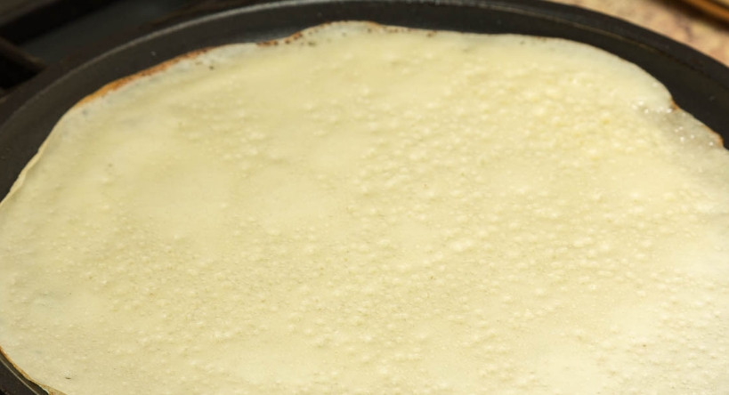 1. Этап. Ажурные блины на кефире заварные: 2. Теперь жарим блины, как обычно, с двух сторон на раскаленной сковороде с небольшим количеством растительного масла.