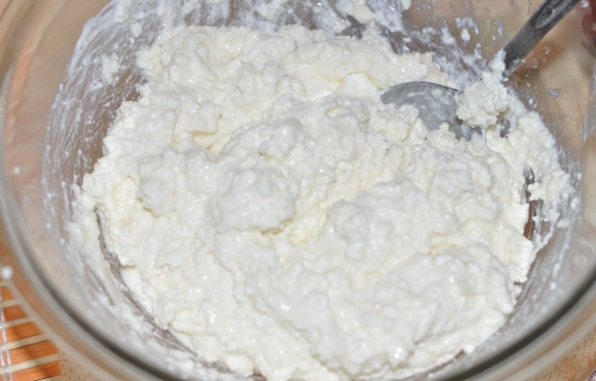 1. Этап. Сочень с творогом: Тесто пока отставьте. Приготовьте начинку: в творог добавьте сахар, ванилин, столовую ложку муки и манки, 50 граммов сметаны. Хорошенько перемешайте, чтобы масса была однородной.