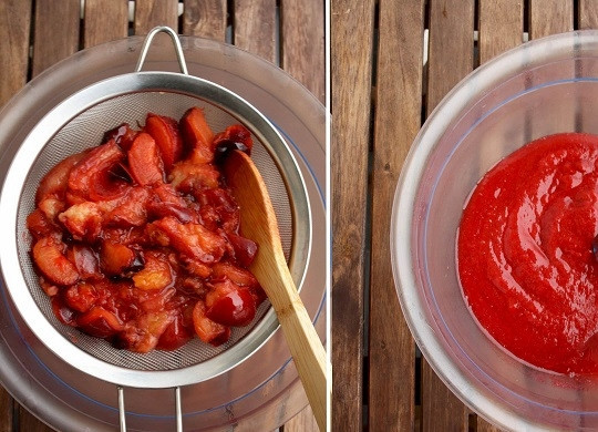 1. Этап. Ткемали из сливы: 2. Снимите сливы с огня и протрите их через сито. Полученный сок отправьте в чистую кастрюлю. Добавьте измельченный чеснок, острый перец, специи.