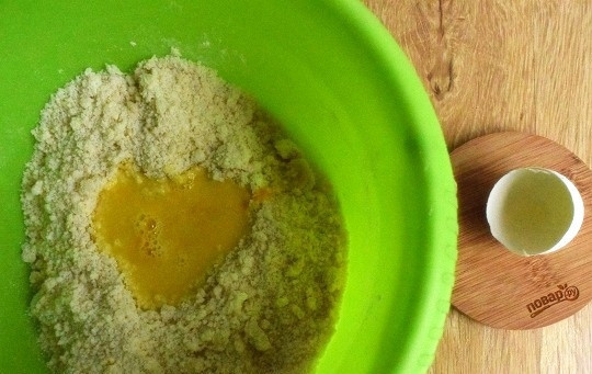 1. Этап. Печенье с ревенем: Муку, разрыхлитель, сахар, масло перемешайте до крошки. Можно воспользоваться блендером. Взболтайте желток и ледяную воду, добавьте в масляно-мучную смесь, замесите мягкое тесто.