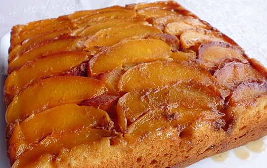 1. Этап. Пирог с персиками и карамелью: Дайте пирогу остыть в форме, около 30 минут. Затем осторожно переверните форму на тарелку, извлеките пирог и подавайте к столу. Приятного аппетита!