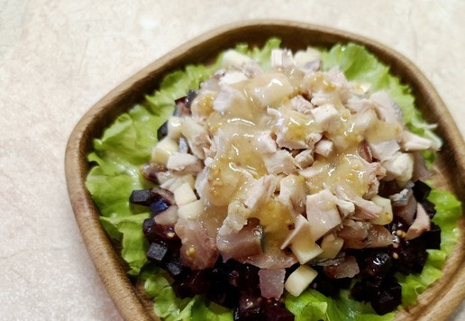 1. Этап. Салат Кутузов с индейкой: Слой вареной индейки и полить заправкой.