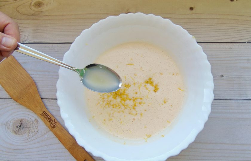 1. Этап. Лимонный кекс с сиропом: Влейте лимонный сок и выложите цедру лимона.