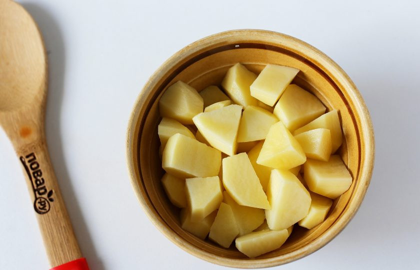 1. Этап. Гювеч с мясом: Картофель нарежьте кубиками.