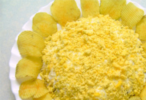 1. Этап. Салат Подсолнух с курицей: Украшаем салат чипсами, они будут лепестками подсолнуха.