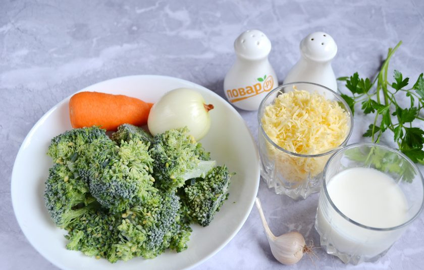 1. Этап. Суп из брокколи с сыром: 1. Подготовьте продукты для супа. Если брокколи замороженная, как у меня, то размораживать ее не нужно. Очистите и порежьте остальные овощи: лук кубиками, морковь тонко кружочками, чеснок на 4 части. Вместо бульона можно использовать воду, но вкус будет менее насыщенным.