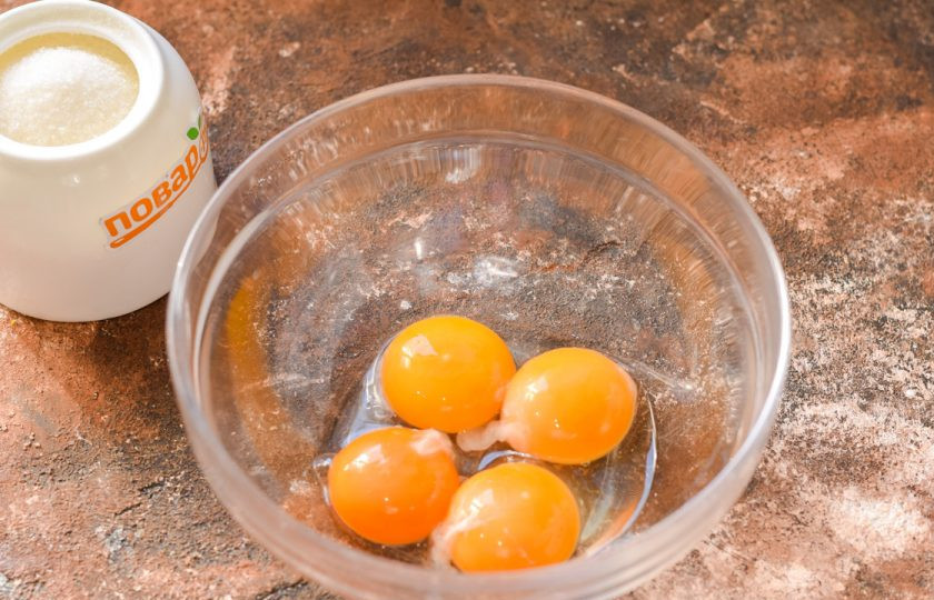 1. Этап. Торт Мираж: Желтки отделите от белков.