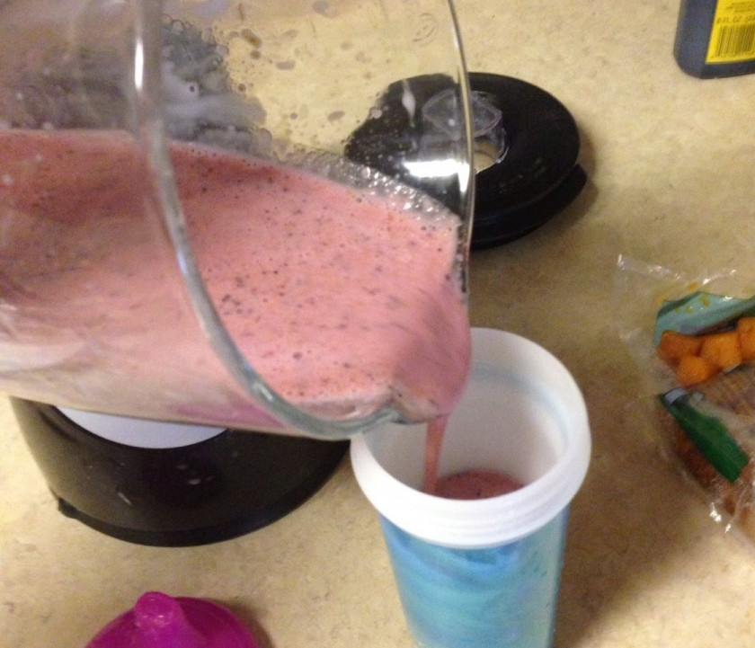 1. Этап. Кефир с фруктами: Перелейте в чашку.