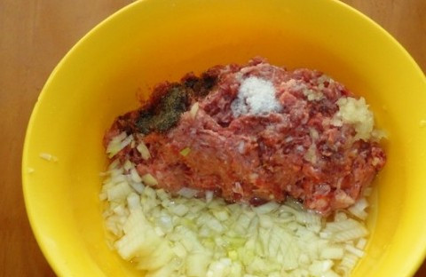 1. Этап. Фыдчин: Пока тесто растет и увеличивается в объеме, мы займемся приготовлением начинки. Мясо пропускаем через мясорубку, добавляем к нему измельченный лук и чеснок, солим и перчим его, вливаем воду или бульон, чтобы начинка была более нежная. Перемешиваем все ингредиенты до однородного состояния.