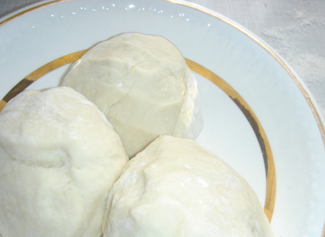 1. Этап. Кыстыбый на кефире: Теперь разделите тесто на 10-12 шариков.