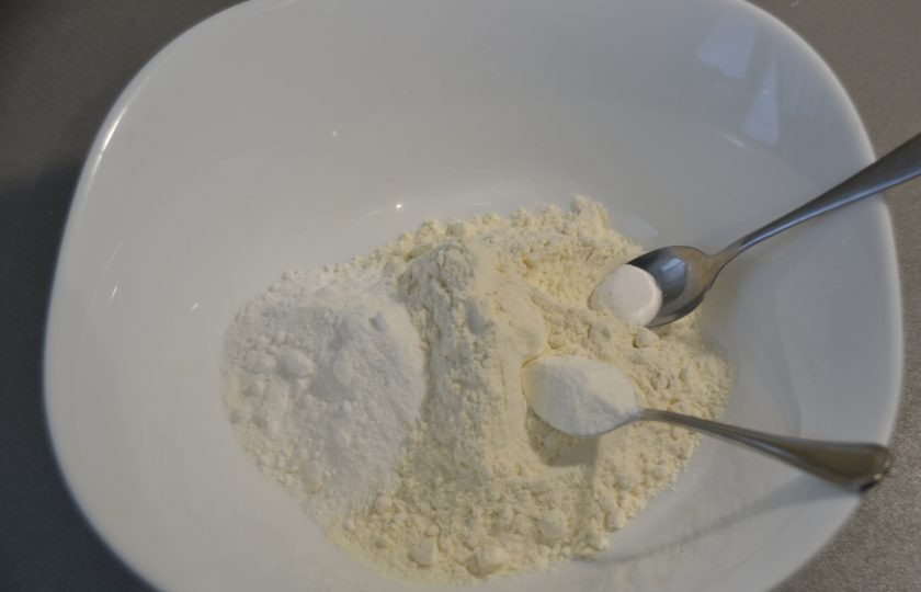 1. Этап. Мокрый бисквит: Смешайте муку, крахмал, соду и разрыхлитель. В это время включите духовку, чтобы она разогревалась.