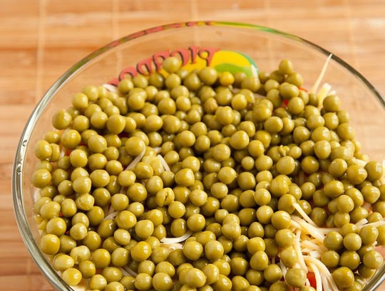 1. Этап. Салат типа Оливье: Четвёртым слоем выложите горошек.