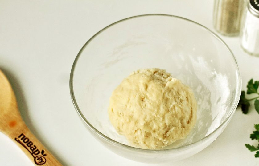 1. Этап. Грибной суп с галушками: Замесите эластичное тесто.