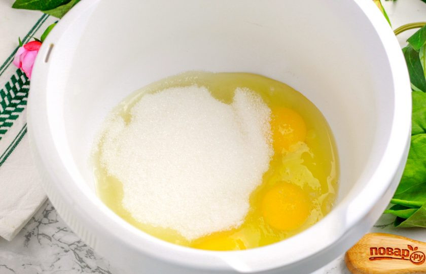 1. Этап. Лимонный бисквит: Вбейте куриные яйца в глубокую емкость для миксера или кухонного комбайна. Всыпьте туда же сахар и соль, взбейте 4-5 минут в пышную пену.