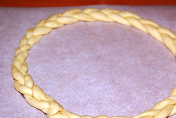 1. Этап. Корзинки на пасху: Сплетите из трех жгутов обод корзинки, смажьте яйцом и испеките. Прикрепите обод к корзине с помощью нескольких зубочисток.