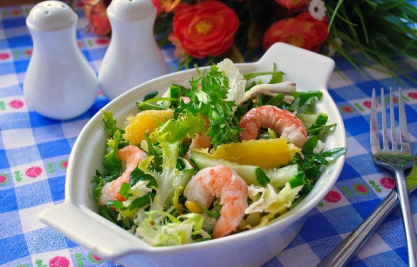 1. Этап. Салат Адмиральский: 6. Подайте салат к столу. Вкус потрясающий. Некоторые виды салатов в миксе дают небольшую горчинку, но сладкий апельсин все гармонизирует и делает салат невероятно сочным и сладким.