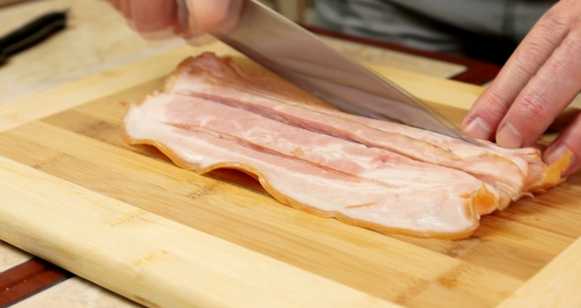 1. Этап. Супербургер от дяди Сэма: Режем ингредиенты для котлетной начиночки: тонко нарезанный бекон и красный сладкий лук, затем паприку. Жарим на тихом огне на растительном масле.