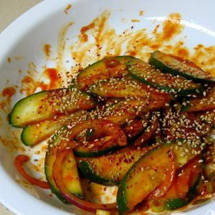 1. Этап. Пряный салат из огурцов: Добавьте поджаренные семена кунжута, красный перец (порошок), и 1 столовую ложку уксуса и снова перемешиваем.