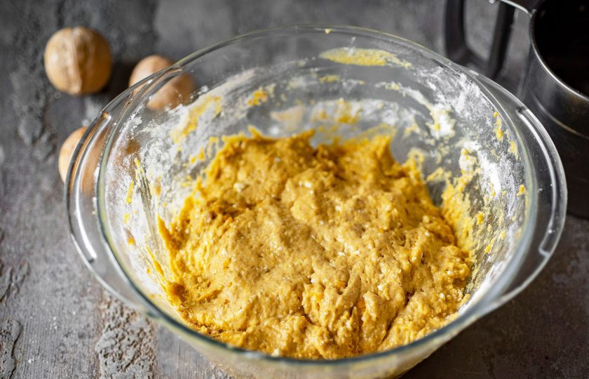 1. Этап. Творожно-тыквенное печенье: Замесите тесто. По консистенции оно получается вязкое.