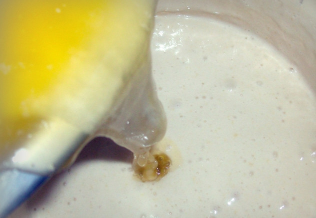 1. Этап. Сахарные трубочки: Добавьте растопленный маргарин.