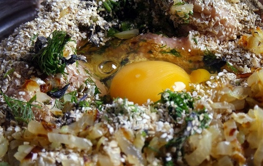 1. Этап. Котлеты по Дюкану: 2. В глубокой мисочке соедините фарш, лук и отруби. Вбейте яйцо, добавьте специи (соль, перец, базилик и прочее). Как следует все перемешайте. Разогрейте сковороду, предварительно капнув туда буквально 1 каплю масла и размазав кисточкой по всей поверхности.