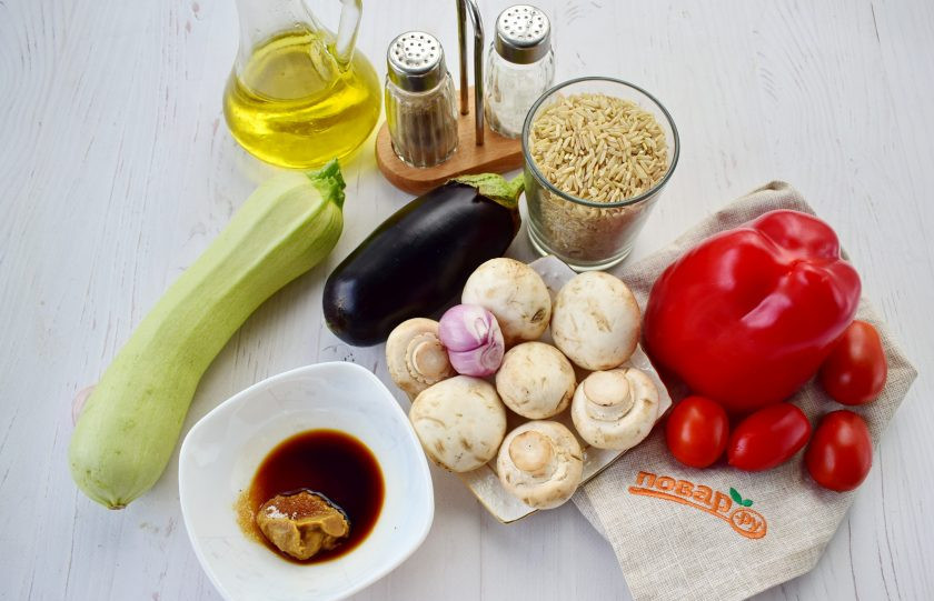 1. Этап. Рис с запеченными овощами: Овощи, зелень и грибы вымойте.