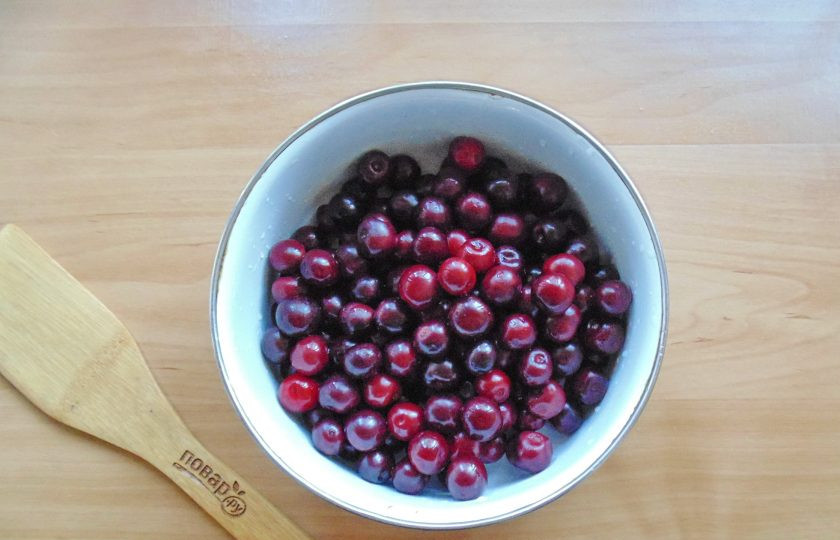 1. Этап. Королевское варенье из вишни без косточек: Вишню помойте и удалите косточки.