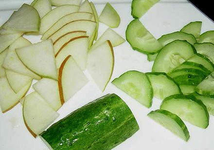 1. Этап. Салат с клубникой и огурцом: 2. Разрезать клубнику вдоль пополам. Остальные ингредиенты нарезать тонкими ломтиками.