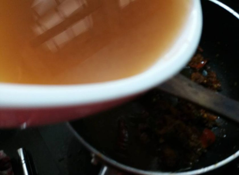 1. Этап. Индийский суп Расам: 5. Залейте тушеные овощи бульоном.