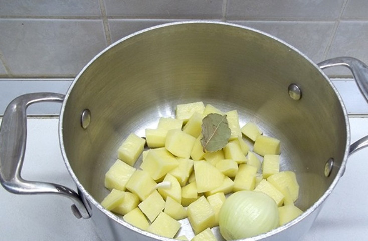 1. Этап. Грибная солянка без капусты: Картофель очищаем, нарезаем и помещаем в кастрюлю. Туда же кладем очищенную луковицу и перец горошком. Варим до готовности.