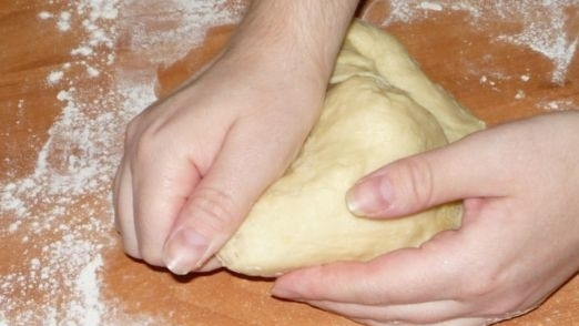 1. Этап. Коржик молочный: 4. После переложите тесто на рабочую поверхность, присыпанную мукой, и начните замешивать. Потратьте не менее 7-10 минут на это, чтобы тесто было мягким. При необходимости добавьте еще немного муки.