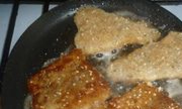 1. Этап. Минтай в панировке: Обжарьте на сковороде до румяной корочки.