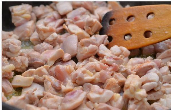 1. Этап. Паста с курицей и медом: Обжариваем куриное мясо в сковороде 4-5 минут, помешивая, на среднем огне.