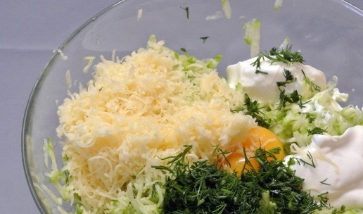 1. Этап. Вафли из кабачков: Всыпать нарезанный укроп.