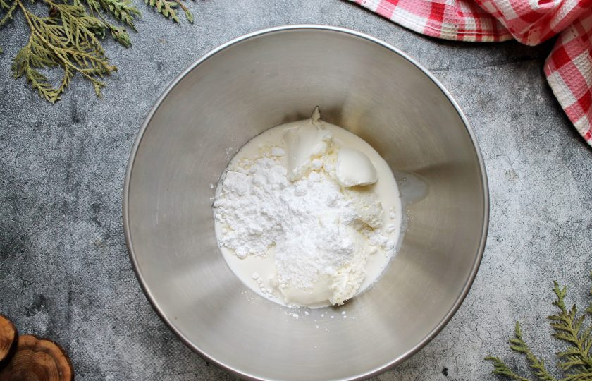 1. Этап. Рулет с крыжовником: Для крема в миску выложите творожный сыр, сахарную пудру и влейте сливки. Взбейте все до однородного крема.